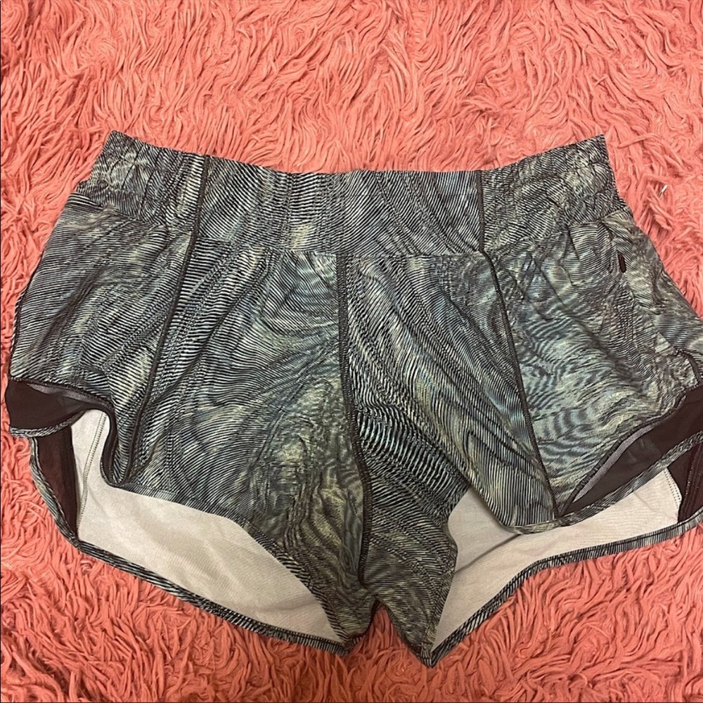 Lululemon 2.5 in HOTTY hot